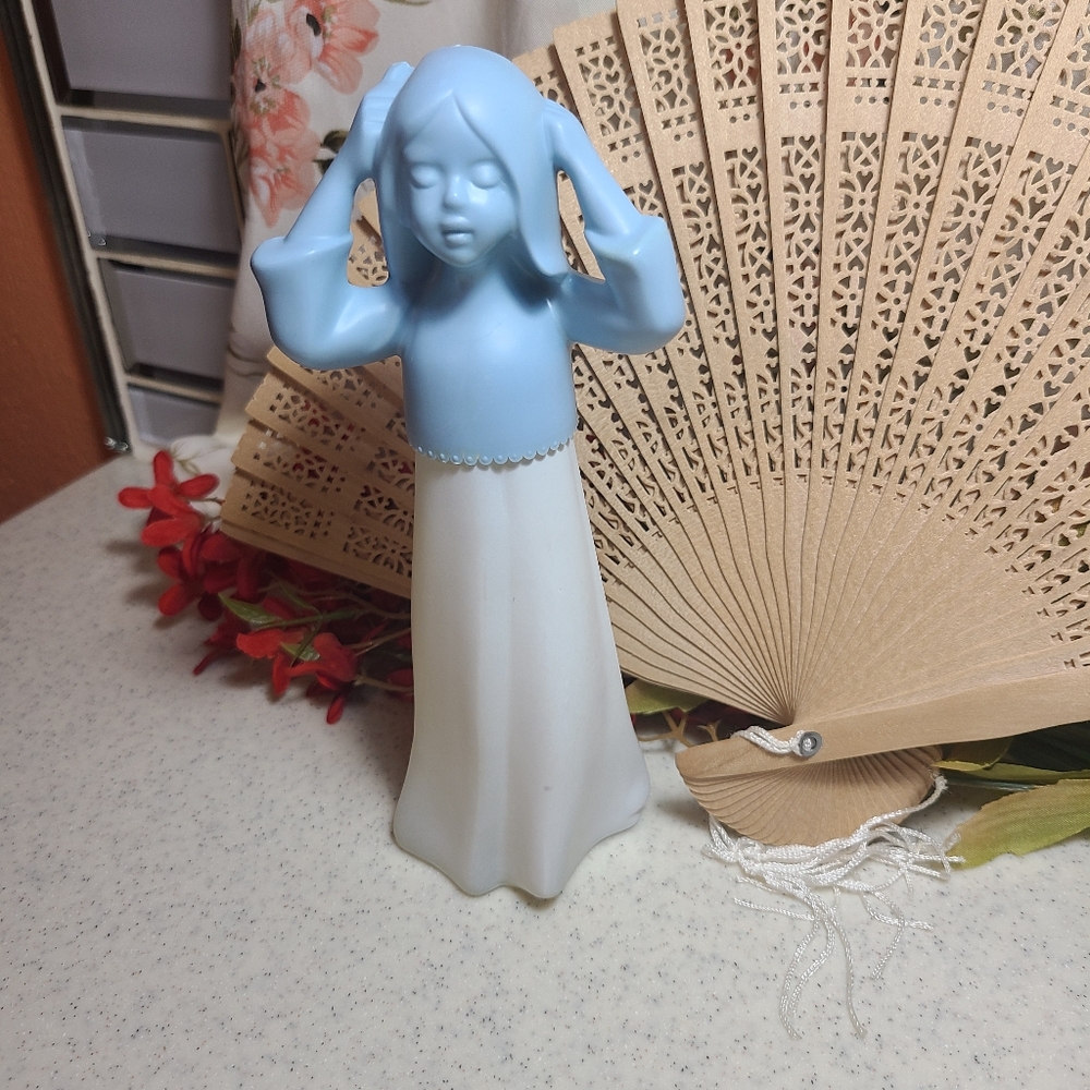 Blue and White lady Figurine collectible vintage empty avon bottle for s… - Picture 8 of 10